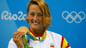 Mireia Belmonte después de ganar su medalla de oro.