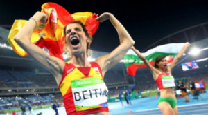 Ruth beitia con su bandera.