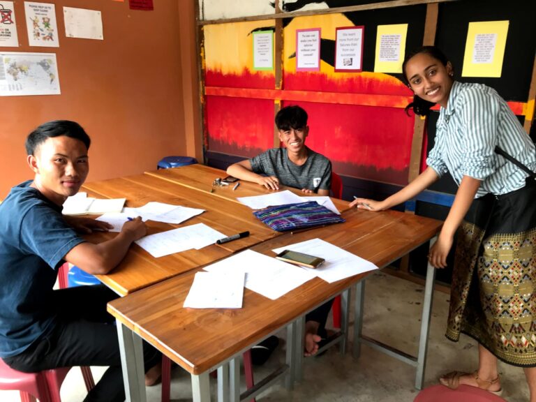 Estudiante de Lao y Maestra de Español