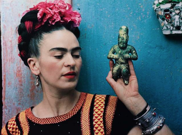 Artículo sobre la exhibición de Frida Kahlo (Frida Kahlo: Las Apariencias Pueden Ser Engañosas) en el Museo de Young