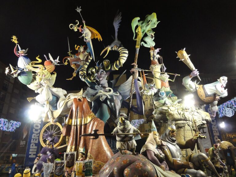 Las Fallas: la celebración de construcción y destrucción